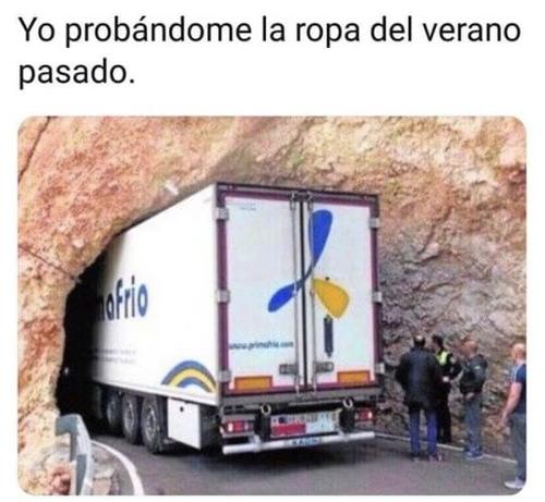 Yo probándome la ropa