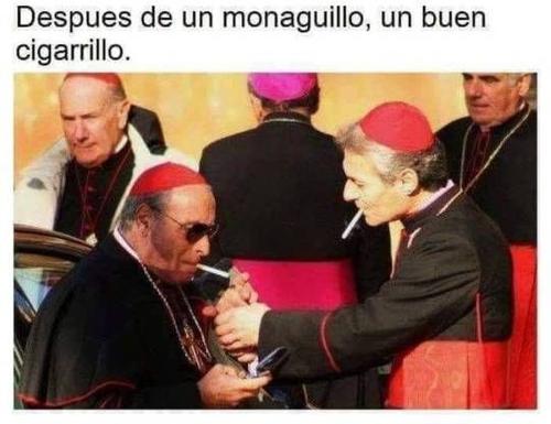 Los curas despues de una misa